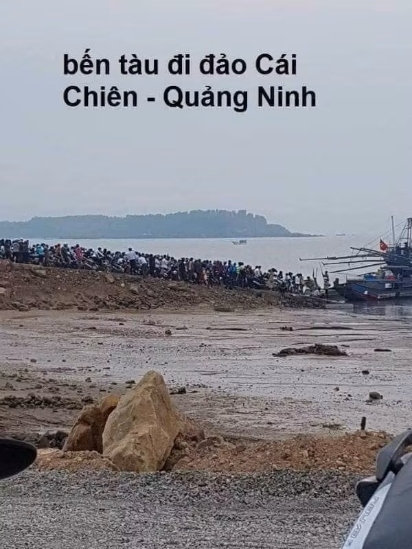 Cảnh tượng người dân xếp hàng lên tàu đi đảo Cái Chiên dài không thấy điểm dừng.