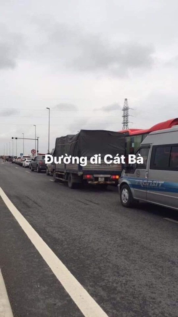 Ô tô xếp hàng dài kín cả con đường đi Cát Bà - Hải Phòng.