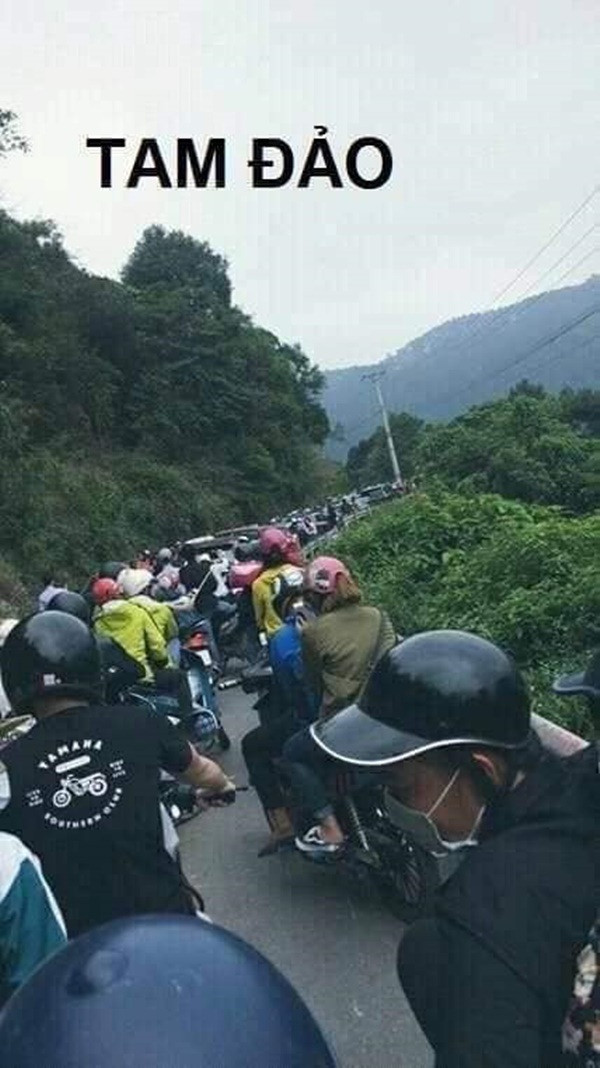 Ngay từ sáng sớm, đường lên khu du lịch Tam Đảo (Vĩnh Phúc) ùn tắc cục bộ, hàng loạt ô tô xe máy chờ rất lâu nhưng vẫn chỉ có thể đứng tại chỗ, không thể nhúc nhích được.