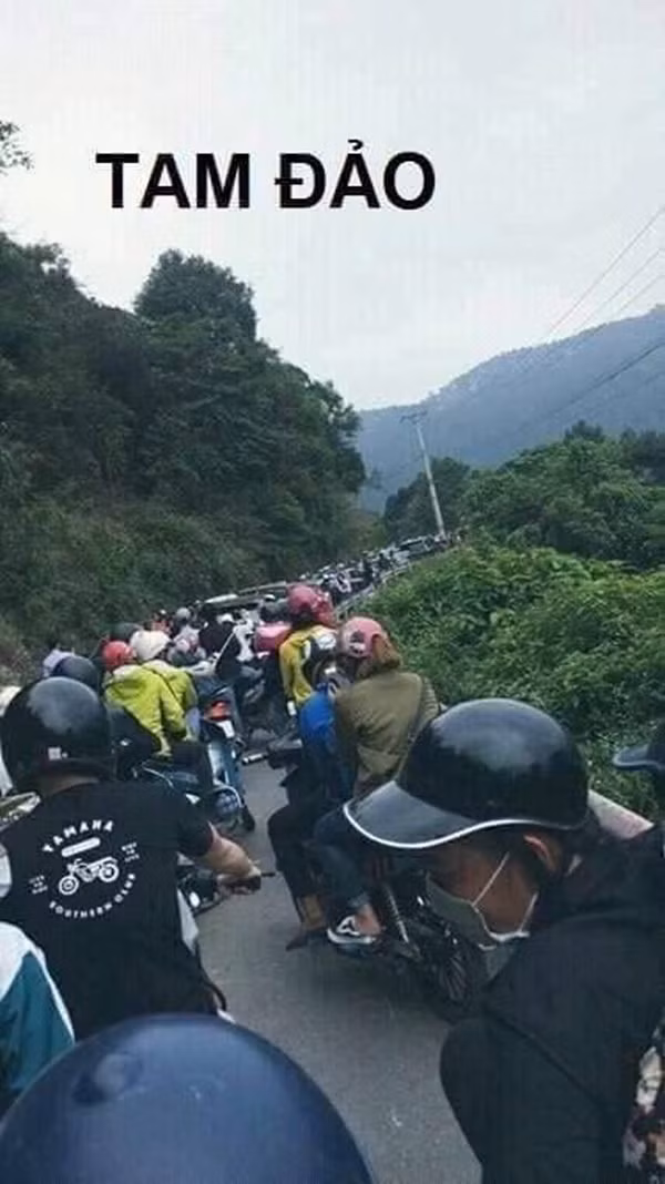 Ngay từ sáng sớm, đường lên khu du lịch Tam Đảo (Vĩnh Phúc) ùn tắc cục bộ, hàng loạt ô tô xe máy chờ rất lâu nhưng vẫn chỉ có thể đứng tại chỗ, không thể nhúc nhích được.