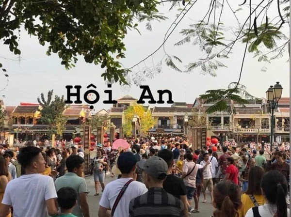 Theo ghi nhận từ vài ngày qua, khi kỳ nghỉ chỉ mới bắt đầu nhưng khắp các cửa ngõ tại nhiều thành phố lớn như Hà Nội, TP.HCM ,.... đều tê liệt vì lượng người ùn ùn đổ ra đường để về quê, đi du lịch dịp nghỉ lễ 30/4 - 1/5.