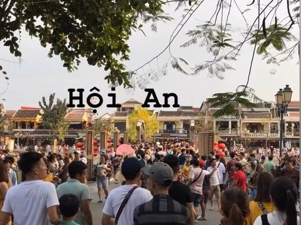 Theo ghi nhận từ vài ngày qua, khi kỳ nghỉ chỉ mới bắt đầu nhưng khắp các cửa ngõ tại nhiều thành phố lớn như Hà Nội, TP.HCM ,.... đều tê liệt vì lượng người ùn ùn đổ ra đường để về quê, đi du lịch dịp nghỉ lễ 30/4 - 1/5.