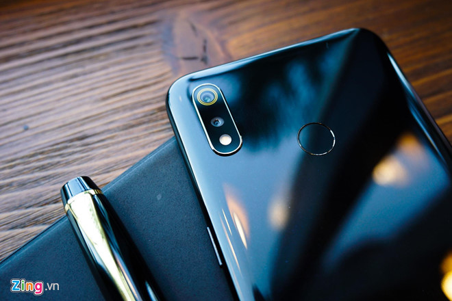 Máy được trang bị camera kép, trong đó một camera chính có độ phân giải 13 MP, khẩu độ f/1.8 và một camera phụ 2 MP. Camera selfie của model này có độ phân giải 13 MP, khẩu độ f/2.0.