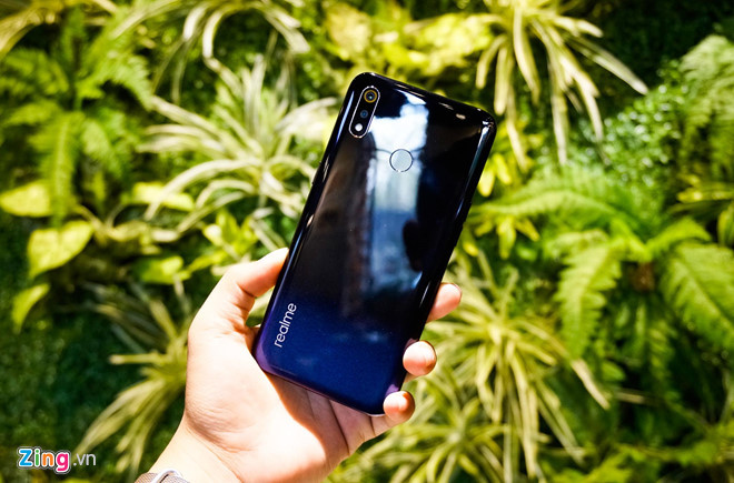Realme 3 chạy trên nền Android 9.0, tùy biến theo giao diện Color OS 6.0. Model này có viên pin dung lượng 4.230 mAh. Ngoài cảm biến vân tay phía sau, máy còn được trang bị công nghệ mở khóa bằng khuôn mặt, cho tốc độ mở khóa nhanh và chính xác.
