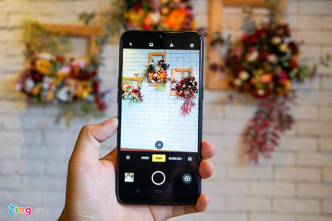 Giao diện chụp ảnh của Realme 3 được làm đơn giản với nhiều chế độ như chân dung, đêm, chuyên nghiệp… Đồng thời, máy cũng được tích hợp AI, tự động nhận diện bối cảnh và điều chỉnh màu sắc cho phù hợp.