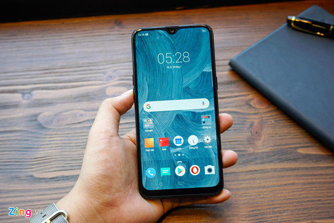 Máy có màn hình 6,2 inch, độ phân giải HD+, viền màn hình được làm khá mỏng. Khả năng hiển thị của model này ở mức khá, màu sắc được thể hiện mịn và độ sáng cao.