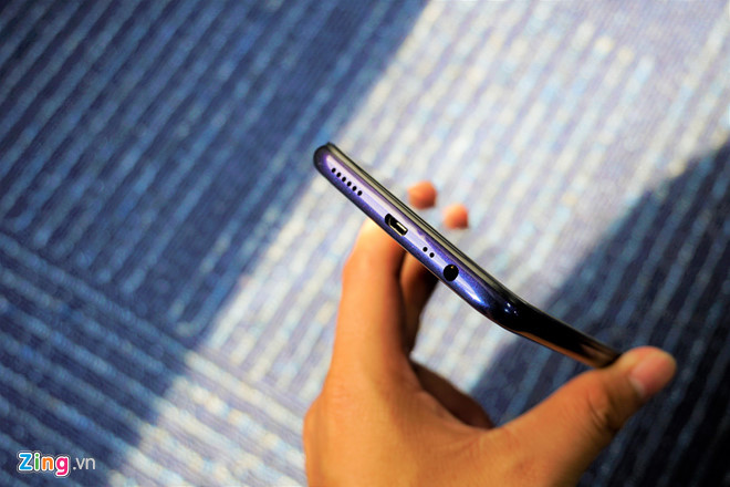 Ở phía dưới, máy vẫn dùng cổng sạc microUSB thay vì USB-C, kế bên là loa ngoài và jack cắm tai nghe 3,5 mm.