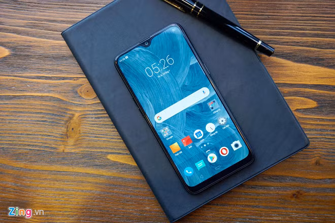 Là phiên bản nâng cấp của Realme 2, model này sở hữu thiết kế khá giống Oppo F9 với màn hình khuyết đỉnh nhỏ gọn hình giọt nước.