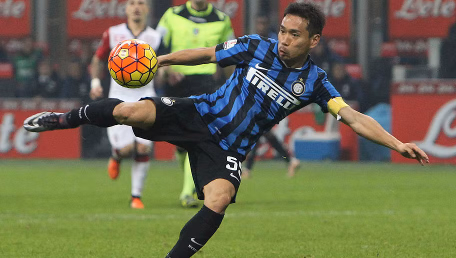 Nhỏ con nhưng dũng mãnh là những điều mà hậu vệ cánh người Nhật Bản - Nagatomo đã chứng minh trong màu áo của CLB Inter Milan. Nhiều người sẽ tưởng nhầm cầu thủ này là một tiền vệ tài hoa khi chứng kiến anh đi bóng qua các đối thủ rất "ngọt". Ảnh: Getty Image/ Goal.com.en