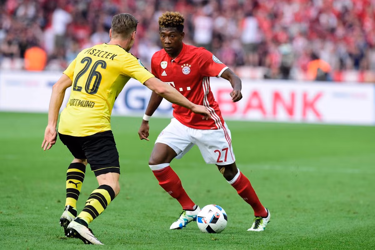 Trong màu áo của Bayern Munich, ngoài Philipp Lahm thì David Alaba (đỏ) cũng là một hậu vệ cánh sở hữu kỹ thuật cá nhân vô cùng xuất sắc. Không chỉ vậy, cầu thủ người Thụy Sỹ này còn chơi được ở vị trí tiền vệ đánh chặn lẫn tiền vệ biên nếu cần thiết.