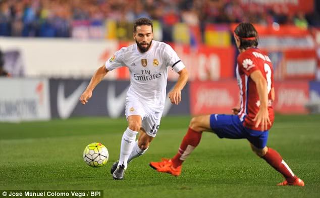 Sau sự ra đi của Alvaro Arbeloa (trắng), Dani Carvajal gây ấn tượng ở vị trí hậu vệ cánh phải của CLB Real Madrid. Xuất sắc trong những pha tranh chấp tay đôi, cầu thủ này còn có những tình huống qua người hết sức kỹ thuật khiến đối phương phải bất ngờ.