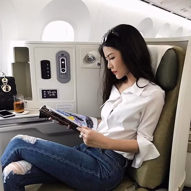 Ái nữ 18 tuổi của gia đình giàu có không ngần ngại chia sẻ những món đồ hiệu mình sở hữu từ Gucci, Hermes, Chanel đến Louis Vuitton trên mạng xã hội. Ngoài ra, cô từng khoe bố mẹ tặng ôtô khi vừa tròn 18 tuổi.