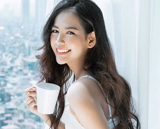 Hoàng Kiều Yến (sinh năm 2000) là con gái một gia đình kinh doanh về khách sạn, nhà hàng có tiếng tại Quảng Bình. Cô được mọi người chú ý qua bức ảnh đội nón lá, khoe dáng bên chiếc cadillac được đăng tải trên Rich Kid of Vietnam, thu hút hàng ngàn lượt thích và chia sẻ từ cư dân mạng. Hiện cô vừa theo đuổi đam mê âm nhạc vừa học các lớp quản trị kinh doanh tại Úc.