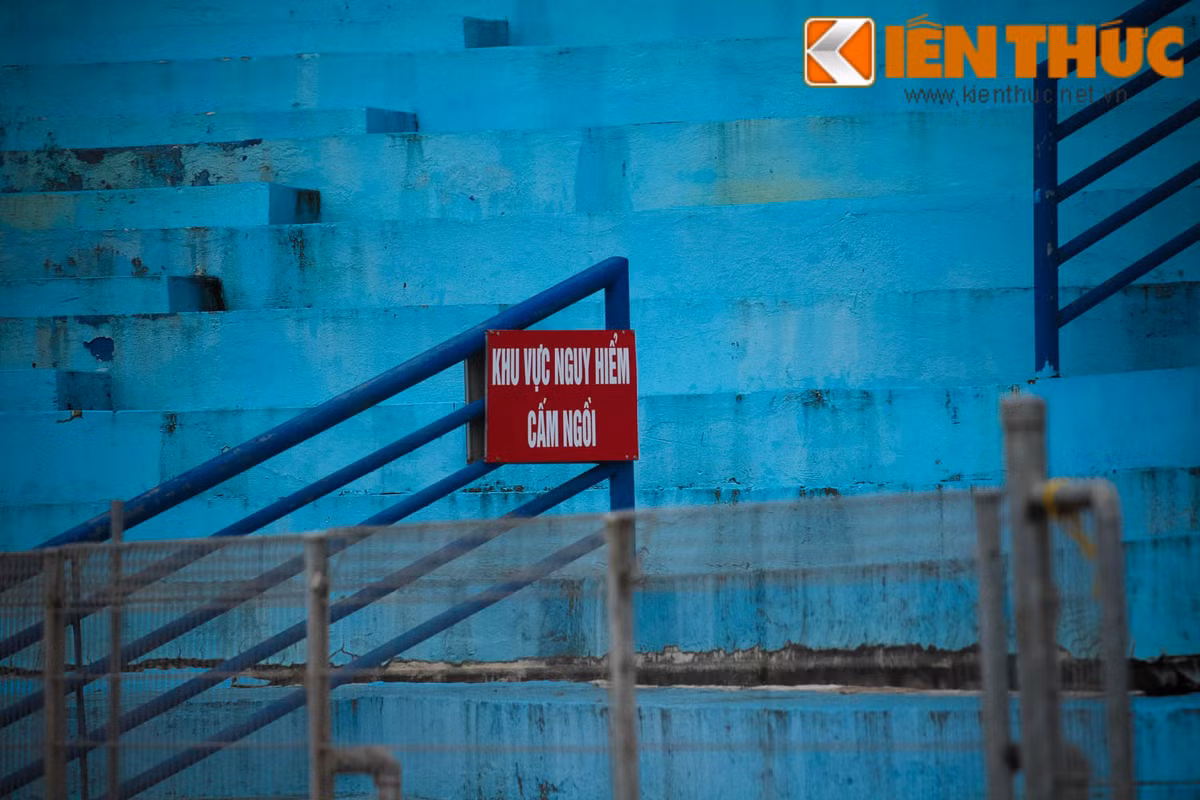 Mùa giải 2016, SVĐ Hàng Đẫy được chọn làm sân nhà của CLB Hà Nội T&amp;T tại V.League và CLB Viettel tại giải hạng nhất. Tuy nhiên, trên khán đài A và B, chỗ vết nứt gãy, luôn có lực lượng an ninh thường xuyên nhắc nhở các khán giả không ngồi ở khu vực cảnh báo nguy hiểm.