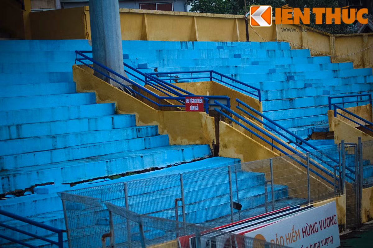 Đặc biệt ở khu vực khán đài B từ cửa B10 đến B14, các vết nứt trông thấy rõ, có thể rộng chừng gần 20cm và để lọt chân.