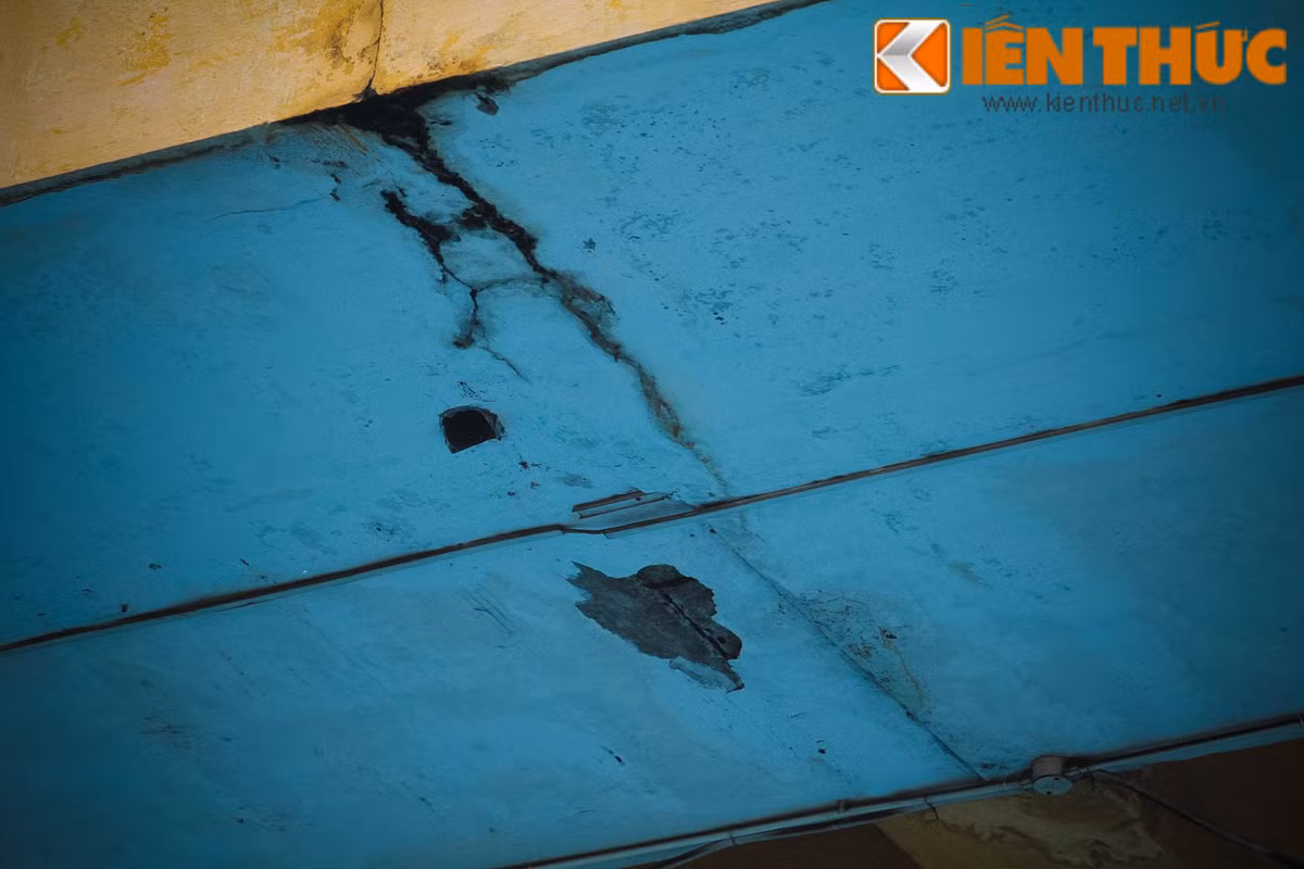 Khu vực tầng 2 của SVĐ nằm giữa trung tâm Hà Nội này cũng cho thấy sự xuống cấp rõ rệt. Các mảng trần bị ngấm nước làm lộ rõ những mạch hở khá lớn.
