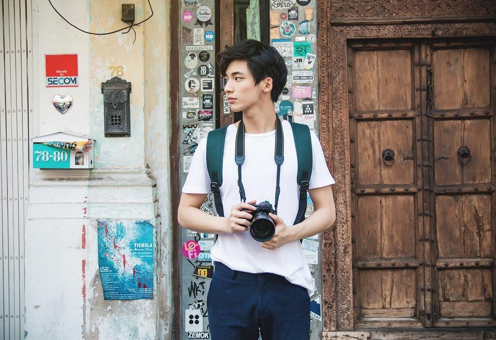 Sở hữu dáng người dong dỏng cao, xương hàm lộ rõ đầy nam tính khi nhìn ở góc mặt nghiêng Ponlawit hút hồn các chị em ngay từ cái nhìn đầu tiên và khiến họ không khỏi thương nhớ mình cả thời gian về sau.