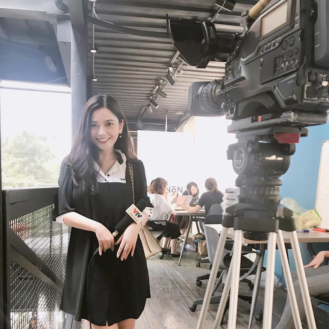 Cùng ngắm nhìn những bức bức ảnh của nữ BTV 9X VTV đẹp như bước ra từ tranh vẽ khiến dân mạng liêu xiêu.