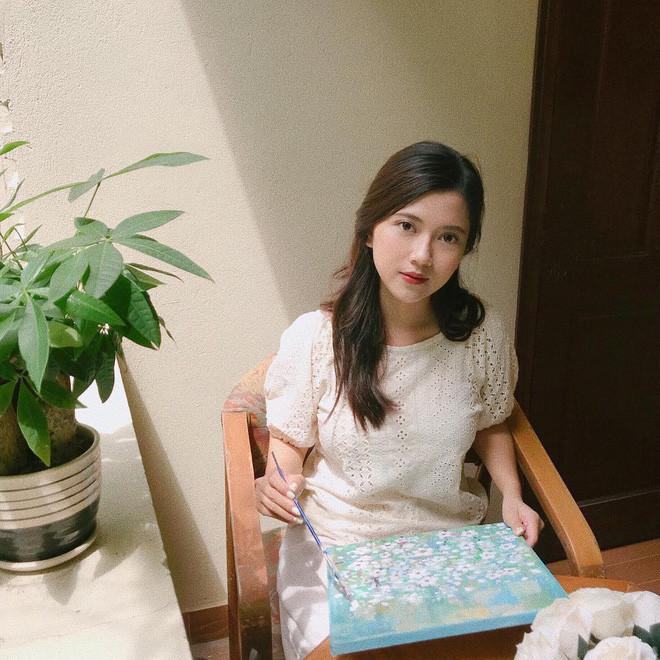 Sau khi tốt nghiệp lớp chuyên Địa trường trung học phổ thông chuyên Hà Nội - Amsterdam, Thu Phương du học chuyên ngành Báo chí ở ĐH Westminster London (Anh).