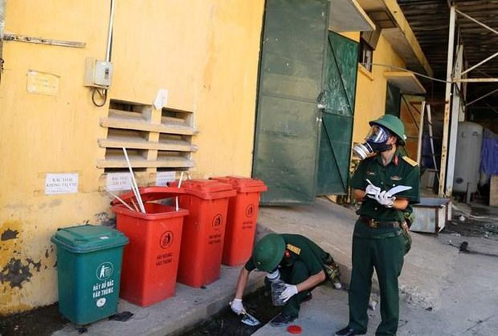 Vu chay Rang Dong: Binh chung Hoa hoc lay mau de phan tich