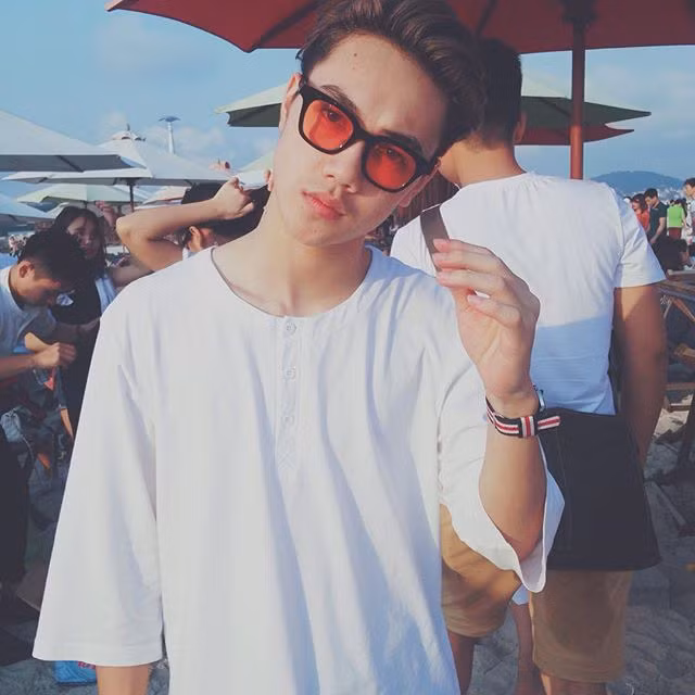 Tuy nhiên, các fan nữ cũng không phải buồn lâu khi vẫn có thể theo dõi anh chàng hot boy điển trai này khoe giọng trên Idol TV, một chương trình giao lưu trực tuyến đình đám trên mạng xã hội.