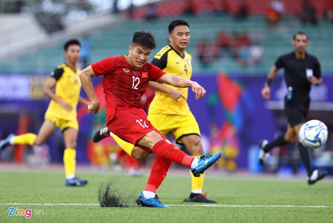 Trương Văn Thái Quý thể hiện mình là cỗ máy cần cù ở khu vực giữa sân. Tiền vệ trẻ của CLB Hà Nội FC là họng pháo sẵn sàng tung ra cú sút tầm xa nếu có cơ hội.