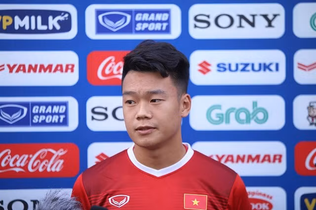 Trong số trung vệ của đội tuyển U22 Việt Nam được HLV Park Hang-seo chọn cho SEA Game 30, Thành Chung không chỉ chơi chắc trước khung thành mà còn có thể lên tham gia tấn công và giải quyết tình huống bằng những pha bật cao đánh đầu.