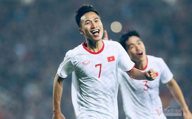 Trái ngược với Thái Quý, Việt Hưng lại là mẫu tiền vệ có khả năng "chia bài" tốt và đặc biệt bén trong những pha tấn công trung lộ cần sự khéo léo và tốc độ cao.