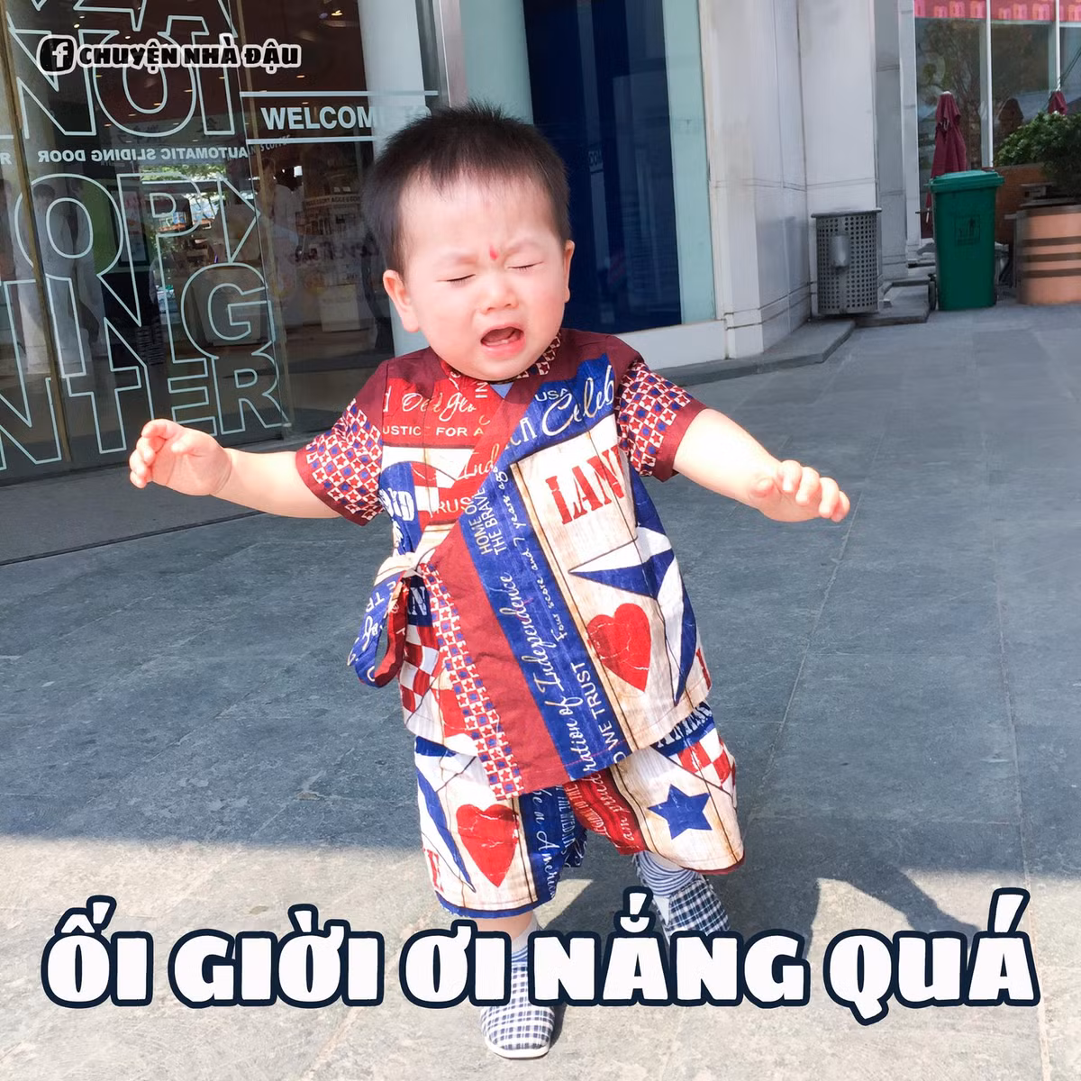 Đậu (2 tuổi) đúng kiểu em bé đẹp trai nhưng không hề dễ dãi. Lắm lúc, cả gia đình chụp ảnh vui vẻ bên nhau mỗi Đậu quay ra nhăn nhó kiểu cứ để tôi "riêng một góc trời".