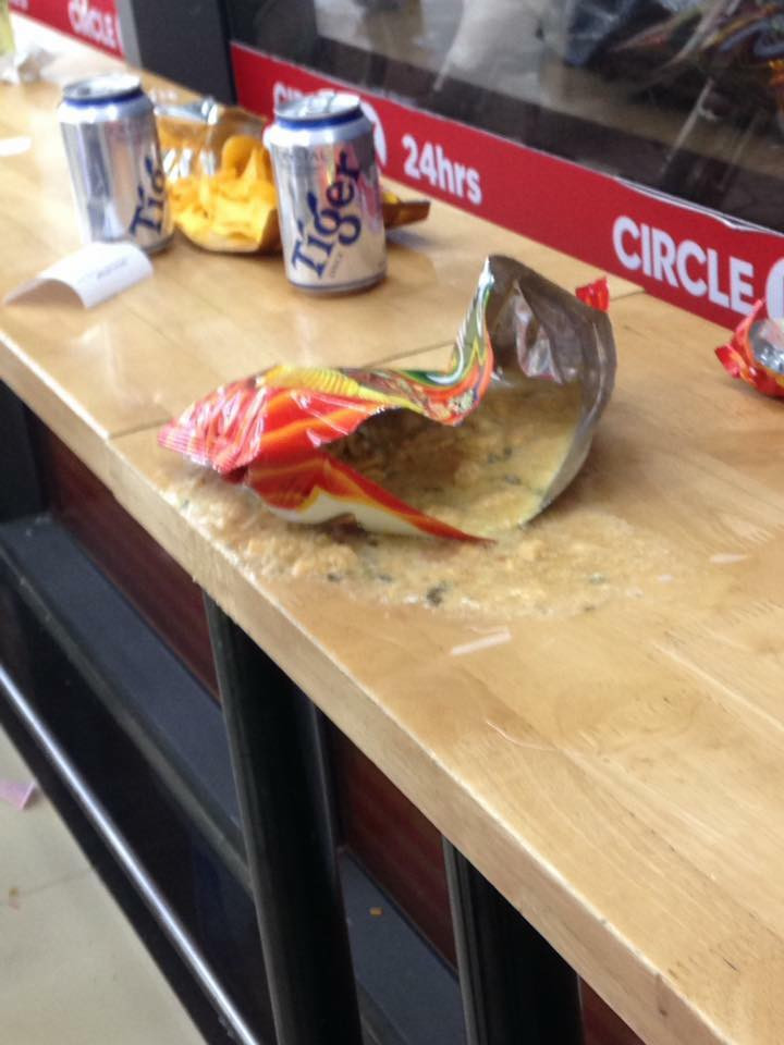 Hàng ngàn bình luận dưới bài đăng kể trên đều bày tỏ việc không thể chấp nhận những hình ảnh có phần xấu xí của một bộ phận giới trẻ về cách hành xử trong cửa hàng tiện ích.