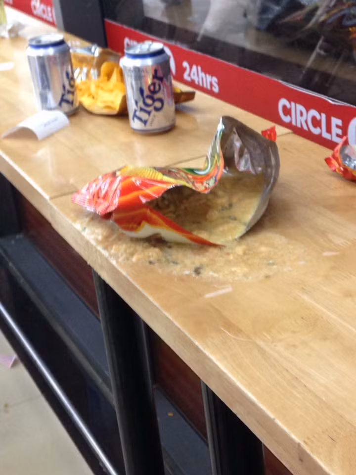 Hàng ngàn bình luận dưới bài đăng kể trên đều bày tỏ việc không thể chấp nhận những hình ảnh có phần xấu xí của một bộ phận giới trẻ về cách hành xử trong cửa hàng tiện ích.