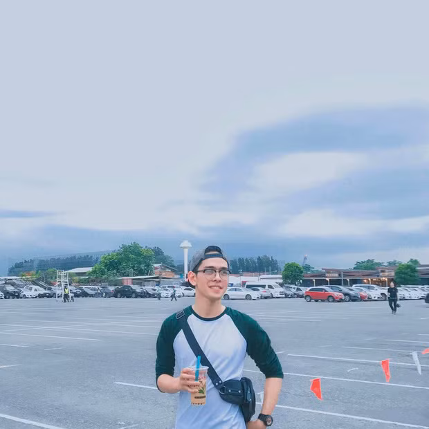 Sở hữu gương mặt sáng cùng dáng người chuẩn nhưng Bá Vinh cho biết mình chỉ là một nhân viên văn phòng bình thường chứ không theo đuổi công việc liên quan đến nghệ thuật vì không muốn bị quá chú ý.