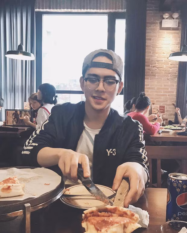 Trong những bức hình được Bá Vinh đăng kèm "tâm thư", không khó để nhận ra cậu bạn thân 9X này sở hữu một gương mặt hết sức điển trai. Với sống mũi cao, đôi môi mỏng cùng nước da sáng, nhìn khá thư sinh và sáng láng.