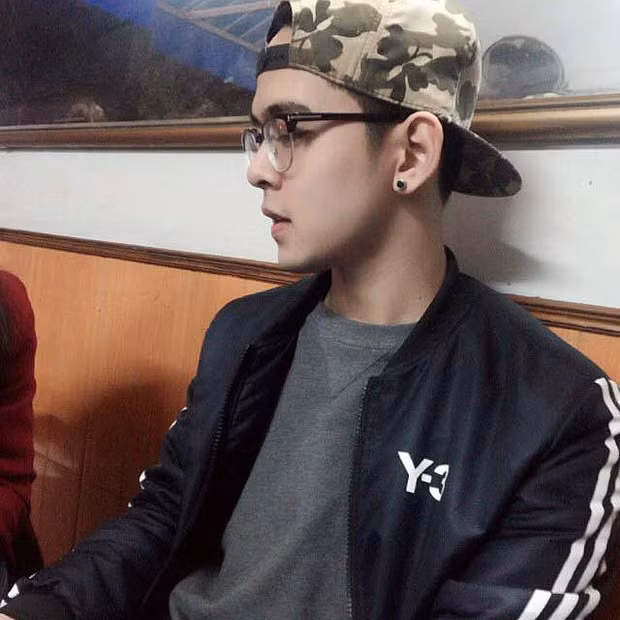 Vào trang cá nhân của Bá Vinh, có thể thấy từ một chàng trai bình thường hồi còn đi học, nhưng đây cũng là minh chứng cho câu nói đang vô cùng thịnh hành trên mạng xã hội đó là "dậy thì thành công".