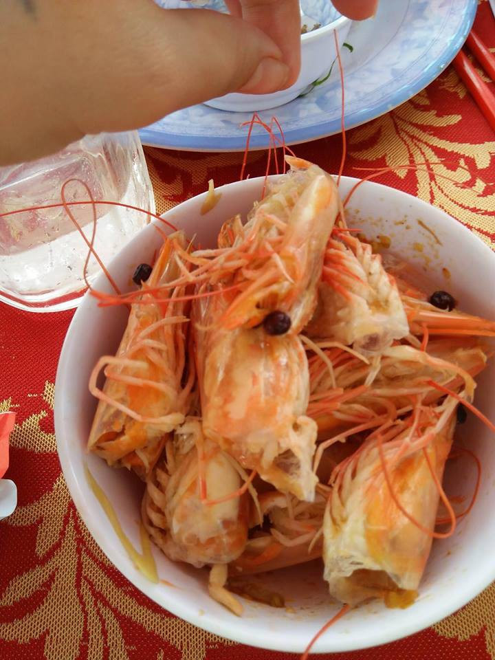 Mới đây, một thành viên đã đăng vài bức ảnh trên một group mạng mạng xã hội ghi lại cảnh, một chiếc chảo chứa nhiều chiếc đầu tôm đang được rán vàng.