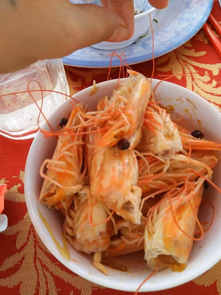 Mới đây, một thành viên đã đăng vài bức ảnh trên một group mạng mạng xã hội ghi lại cảnh, một chiếc chảo chứa nhiều chiếc đầu tôm đang được rán vàng.