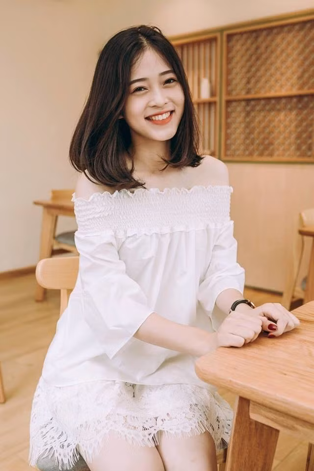 Phương Nga còn hài hước chia sẻ bản thân là cung Bọ Cạp, nên dù rất vui vẻ hòa đồng nhưng đôi lúc cũng khá khó gần và thù dai nên có lẽ các chàng trai nhìn vậy thôi là đã không muốn gần rồi.