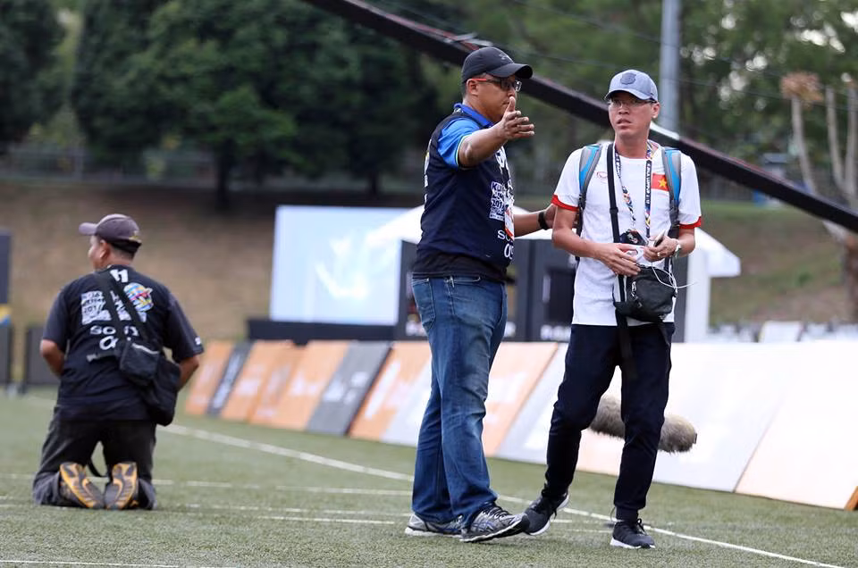 Ở buổi tập chiều 12/8, U22 Việt Nam tập ở một sân mới, nhưng cũng ngay gần khu tập chiều qua. Điều đáng nói là sau khi tìm được đúng sân tập của mình, thì đoàn quân của HLV Hữu Thắng lại bị ngăn cản bởi bảo vệ sân tập. Ảnh: Hong Linh Cudong