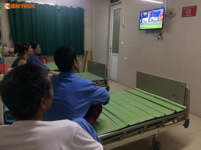 Tưởng rằng các bệnh nhân sẽ đi ngủ sớm để dưỡng bệnh nhưng tình yêu trái bóng của họ lại khiến họ không thể bỏ qua những trận đấu World Cup hấp dẫn.