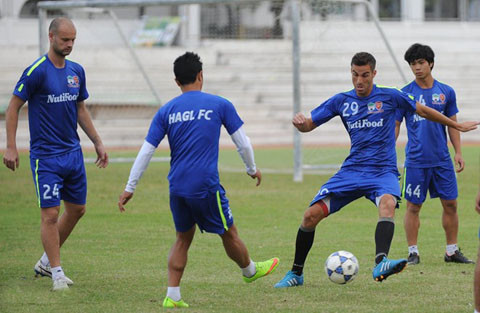 HAGL được gọi là lò xay ngoại binh. Kể từ đầu mùa giải, CLB này đã thay đến 9 ngoại binh và không có ngoại binh nào trụ được với CLB phố núi quá một tháng.