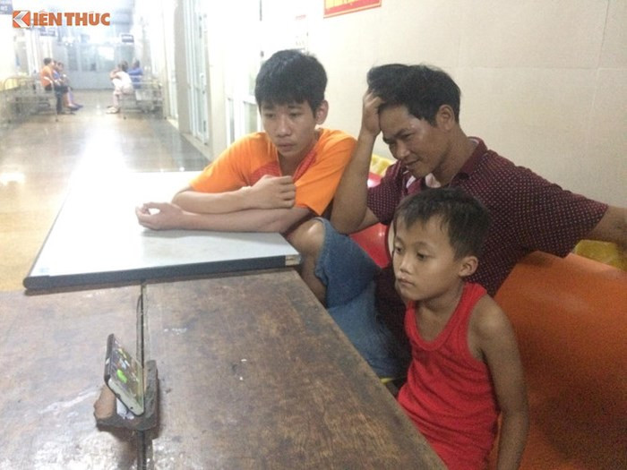 Gia đình có 3 bố con đều mê bóng đá dù cho người nhà vẫn nằm trong phòng bệnh.