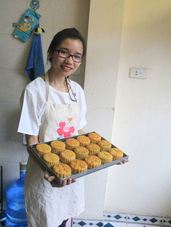 Để kiếm được tiền từ việc làm bánh Trung thu handmade, các bạn trẻ cần gì? cực đơn giản đó là sở thích làm bánh, chịu khó tìm tòi, học hỏi là đã có được những chiếc bánh ngon, đảm bảo chất lượng tặng bạn bè và người thân.