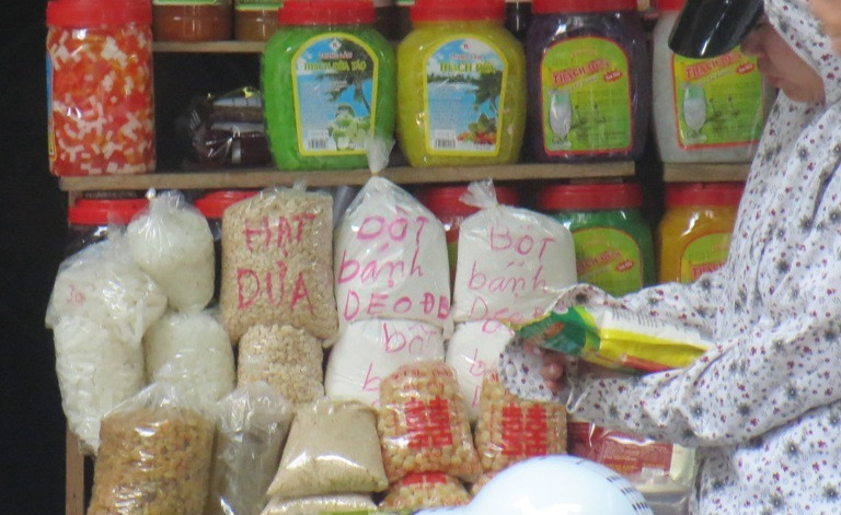 "Mới đầu, khi làm cho mọi người ăn, ai cũng khen ngon, thế là mình nghĩ tới chuyện tận dụng thời gian rảnh để bán hàng thêm. Mãi rồi quen, khách hàng tin tưởng nên cứ tới Trung thu lại đặt hàng", Thúy Ngân cho hay.