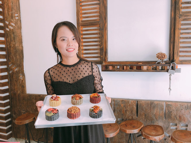 Rất nhiều mẫu bánh Trung thu độc lạ được các bạn trẻ nghĩ ra và thực hiện thành công để đem đến thị trường bánh Trung thu thêm màu sắc và cũng từ đó là tự kiếm thêm thu nhập cho bản thân.