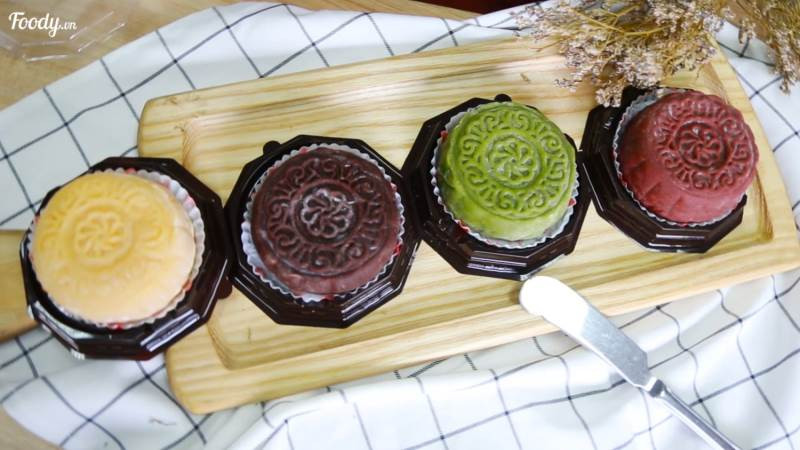 Theo chia sẻ của nhiều bạn trẻ, họ bắt đầu rục rịch chuẩn bị các nguyên liệu từ đầu tháng 7 âm lịch rồi tự làm nước đường, mỡ đường, hạt sen, mứt bí, trứng muối, nước tro... để đảm bảo các nguyên liệu cũng phải handmade 100%.