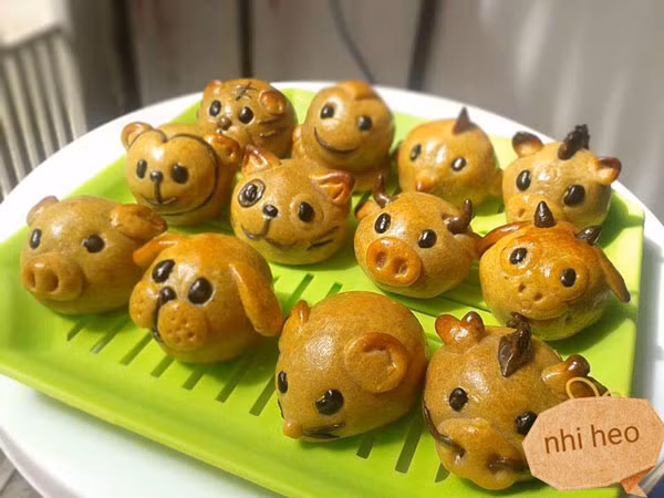 Chỉ còn hơn 1 tuần nữa là tới Trung thu, lướt qua những page buôn bán trên MXH Facebook, dân mạng không quá khó để kiếm tìm những bạn trẻ tận dụng thời cơ để buôn bán những mẫu bánh Trung thu tự làm.