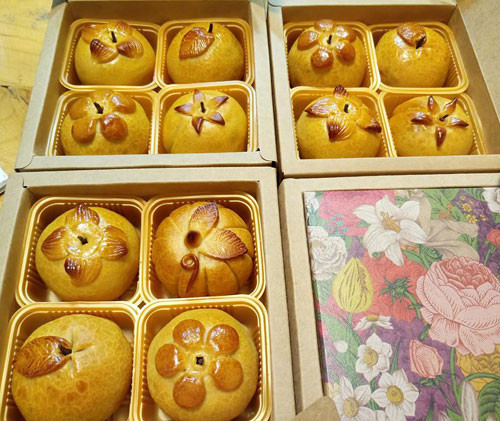 Những set bánh hình thú có bánh nướng, bánh dẻo, tiramisu là những loại bánh được Vân Anh bán khá chạy. Khách hàng có thể mua theo set có sẵn, hoặc có thể mix các loại hình thú với nhau để phù hợp với sở thích của các em nhỏ.