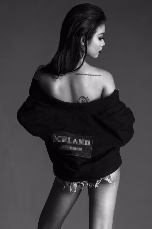 Nhưng thật bất ngờ khi chính cô người mẫu ảnh sinh năm 1993 – Chi Min cũng rất hâm mộ Rihanna. Thậm chí cô còn xăm những hình xăm giống thần tượng của mình như nữ thần Ai Cập cổ đại Isis dưới chân ngực.