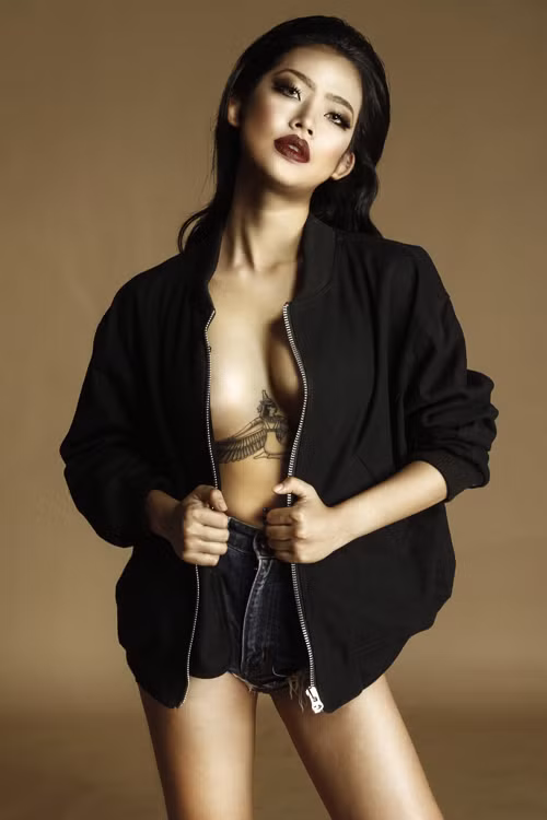 Bên cạnh hình xăm giống Rihanna, Chi Min còn sở hữu rất nhiều hình xăm trên cơ thể của mình như dòng chữ dài chạy dọc vùng eo trái. Hay một hình mặt trăng và ngôi sao ở bả vai phải.