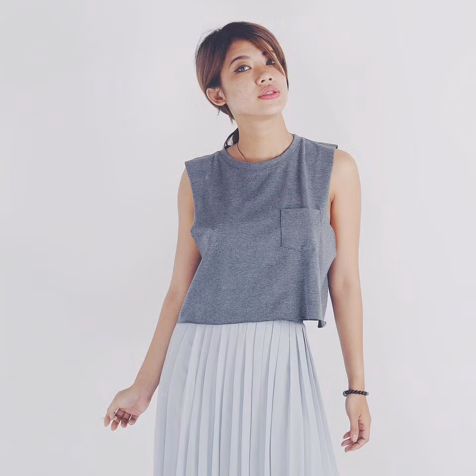 Chi Min bước chân vào nghiệp người mẫu ảnh bắt đầu từ năm 2012 bằng những lần xuất hiện trên các bìa báo lớn với những shoot ảnh thời trang hết sức ấn tượng.